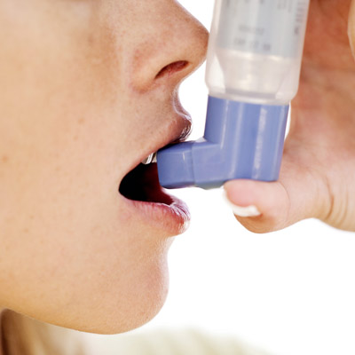  De acordo com os pesquisadores, as implicações de uma associação entre asma e rinite assumem grande importância, visto que os seus portadores têm maior risco de exibir manifestações mais graves da asma 