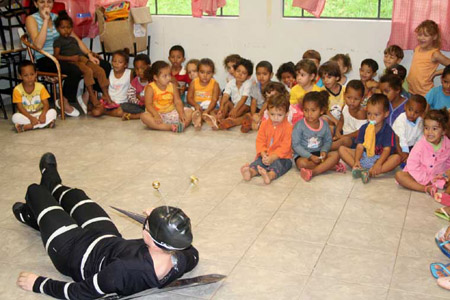  Crianças participam de peça teatral que trata da dengue (Fotos: Unipar) 