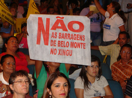  Manifestantes pedem o fim das obras em Belo Monte 