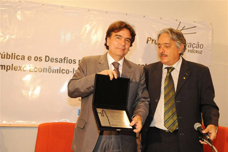  O presidente Paulo Gadelha homenageia o ministro José Temporão por sua gestão inovadora 