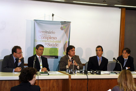  O ministro José Gomes Temporão (ao centro) em sua participação no seminário (Foto: Luiz Ackermann) 